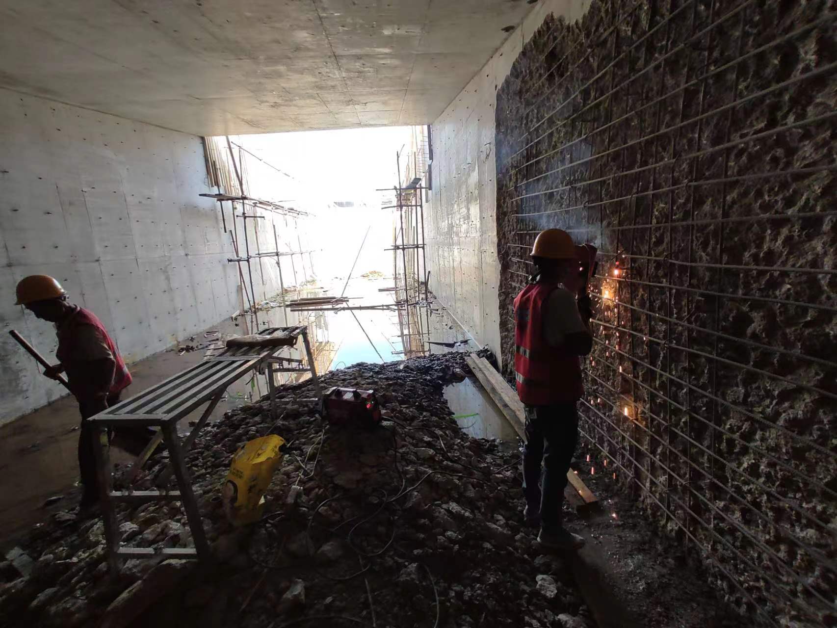 江州挖断承重墙导致楼体开裂，加固施工方案出炉